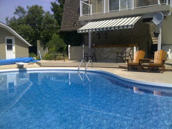 HRoessl's tweet image. Could be worse #poolsidebeers