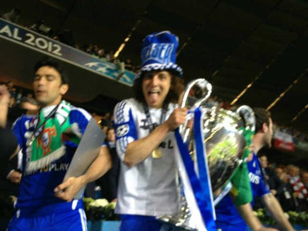 DavidLuiz_4's tweet photo. Thank you all for your support! We did it together. Muito obrigado a todos pelo carinho! Conquistamos juntos! #CFC http://t.co/bhSJXXDY