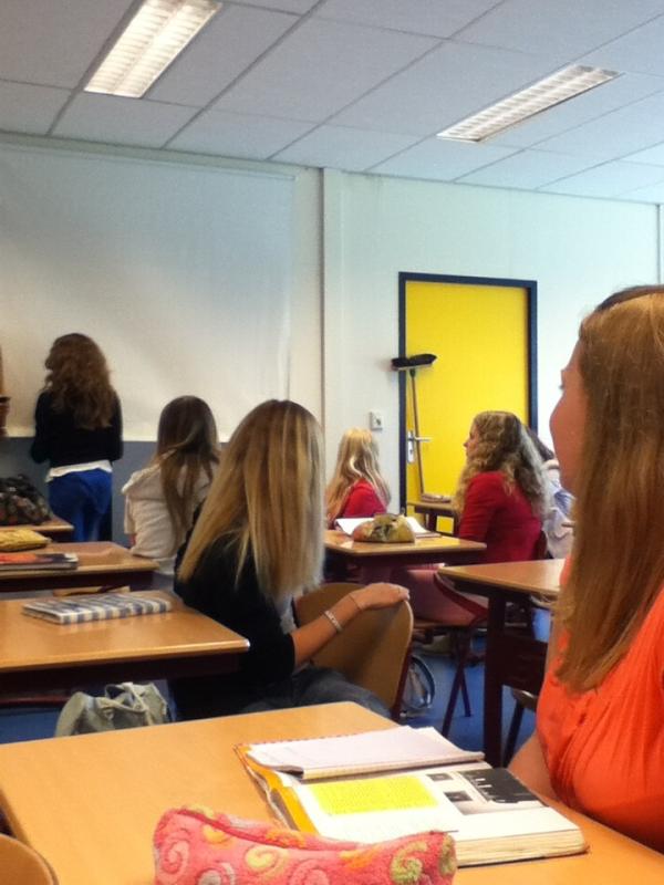jeaninevries's tweet image. Haha was leuk op school bij nederlands  meneer klinkie buiten gesloten #3kw