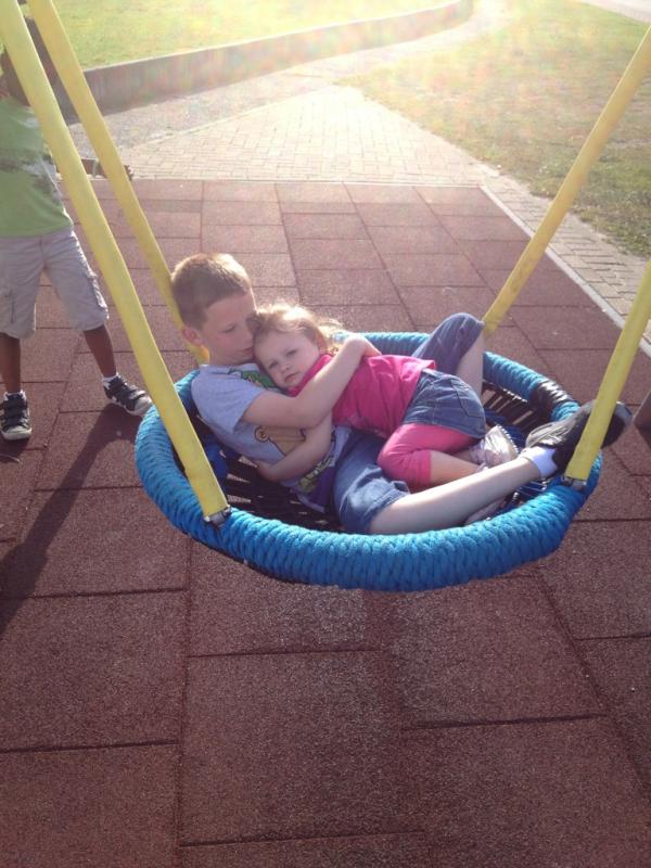 Chico0649's tweet photo. Samen met grote broer in de speeltuin http://t.co/dvfk2OK3