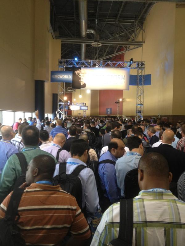 prchristy's tweet photo. Huge queues seem to be the essence of EMCWorld http://t.co/jtJEWzQb