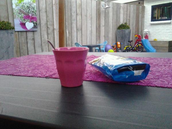 JohanWalhout's tweet photo. Samen met Ann aant genieten van het weer en de nieuwe tuin. #evenopladen http://t.co/89vxCv9E
