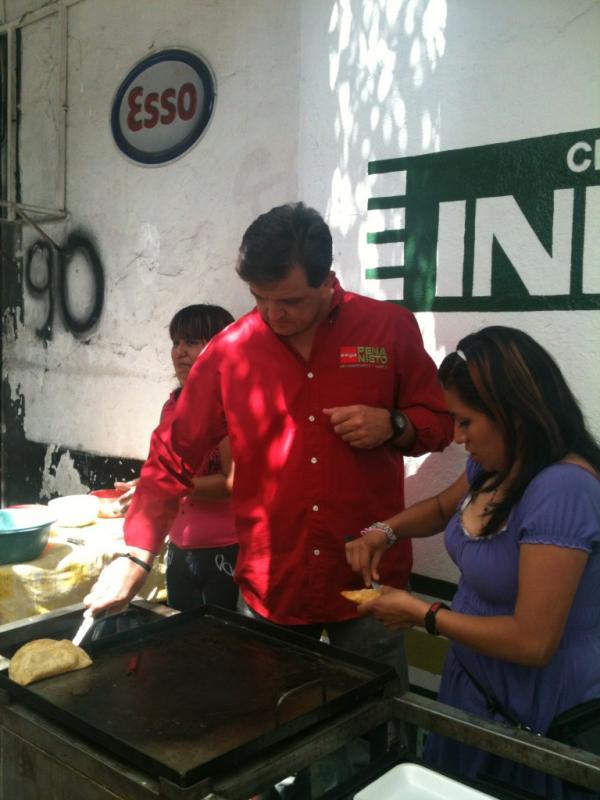 saskianino's tweet photo. Comiendo con los vecinos de Popotla. #BienvenidosAlCambio #PRI2012 http://t.co/CedNX5Ps