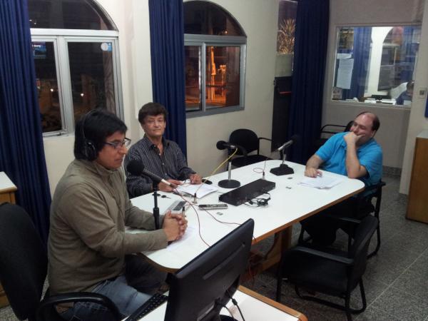 nanduti's tweet photo. Reiteramos http://t.co/1RmuVEjW Luis #Chevra en estudios de Ñanduti en el programa Hora Pico, Hora Clari http://t.co/bYSWretT
