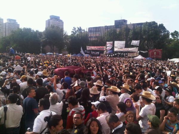 YoJoven's tweet photo. Plaza de las 3 culturas mas de 10,000 #EstudiantesconAMLO http://t.co/Z1ELxQ8s