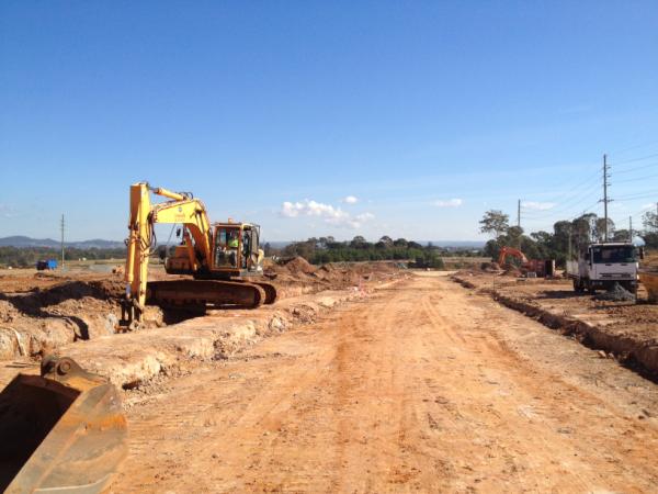 springfarm's tweet image. Roads marked out and construction worker digging out the sewer line in stage 32 (The Views) Spring Farm Riverside.