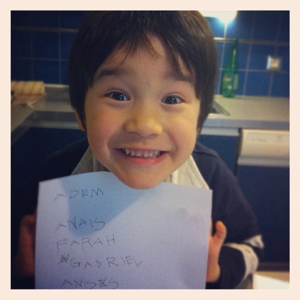 ayadoux's tweet photo. Le liste d'invitation pour son anniversaire!!! お誕生日会に招待する友達リストを作成！リノ君はりきってます🎵 http://t.co/23UL5mo6