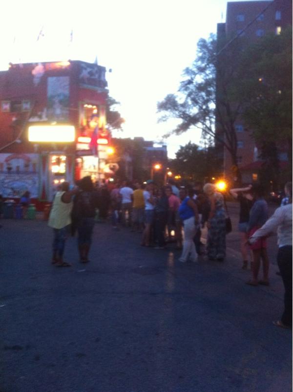 DutchDreams's tweet photo. Thank you to everyone who waited In line yesterday! http://t.co/xGDew92N