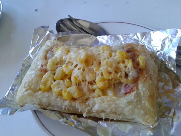 nidenih's tweet image. @TongkronganSolo hmm. #Olivekitchen pizza pastry nya kgak nahannnn.. (°ڡ°)