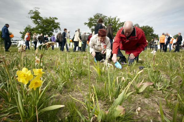 Afgelopen vrijdag was bijzonder! 1400 leden plantten een bloembol ter herinnering aan een overledene #floriade