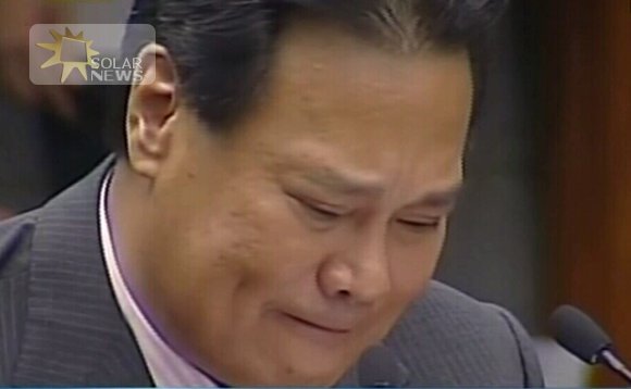 SolarNewsOnline's tweet photo. @solartvnews @TALKtvPhil Chief Justice Renato Coro turns emotional giving testimony at his own impeachment trial. http://t.co/d9VbP2Xi