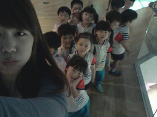 오늘 봄소풍♥
헬로 키티~~~~
알아서 포즈를 취해주는 아이들~~~히히히~~~
내가 더 쉰났~~따♥