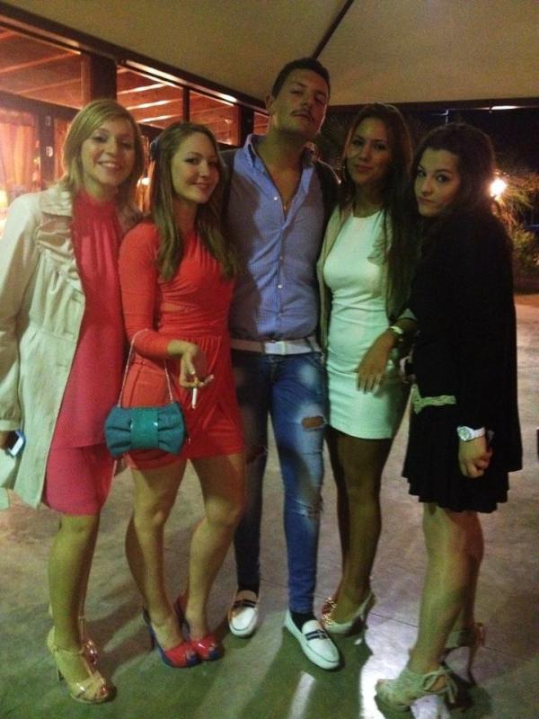 FrancescoElia5's tweet photo. a volte mi chiedo: "Come mai un ragazzo gay come me è sempre circondato di femmine?!" hahahaha xD http://t.co/UI99iCeA