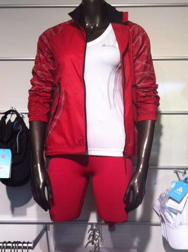 Perfekt for trening på en så flott dag! 3/4 tights, hvit singlet og en ultralett windstopper jakke!