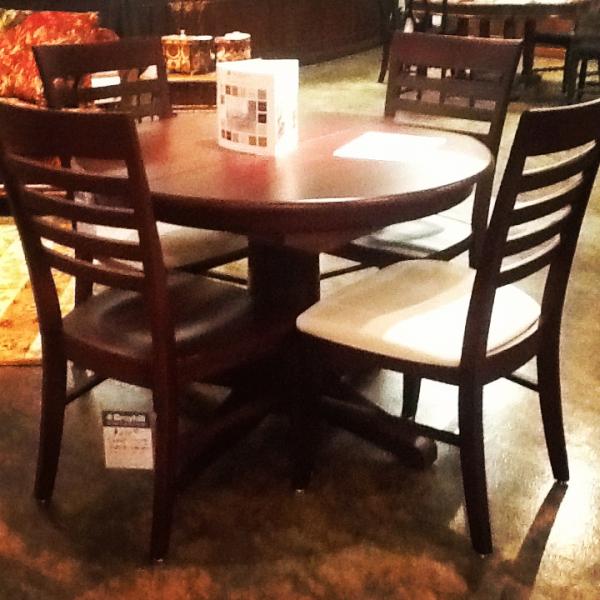 Broyhill_Denver's tweet photo. Transitional dining room meets everyone's needs! Solid Wood, 7 step finish process, 30+ choices. #JohnThomasDiningRoom http://t.co/kpwD5tJ7