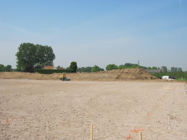 info bouwplaats: Het terrein is er klaar voor. Morgen zal de eerste paal erin gaan. We zijn benieuwd!!