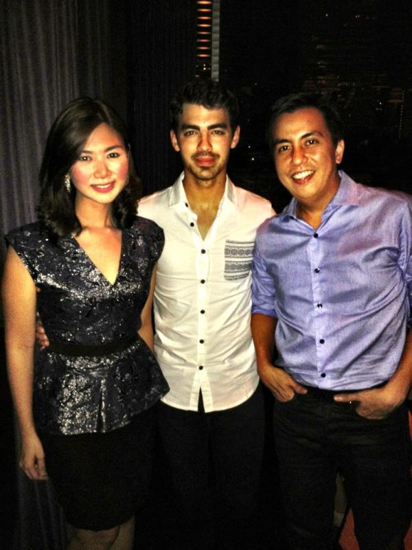 bryanchanlim's tweet photo. with @joejonas and @kailim1 @benchtm #JoeJonas4Bench http://t.co/gyMqYUzj