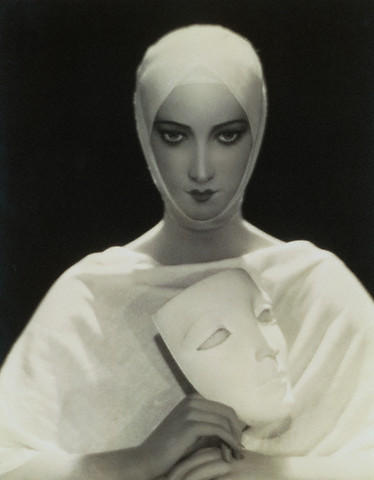 JacksonEsVida's tweet photo. @modareforma #HistoriaMOda Adolph de Meyer, considerado el primer fotógrafo d moda alias el “Debussy de la fotografía” http://t.co/vUJ7Yz74