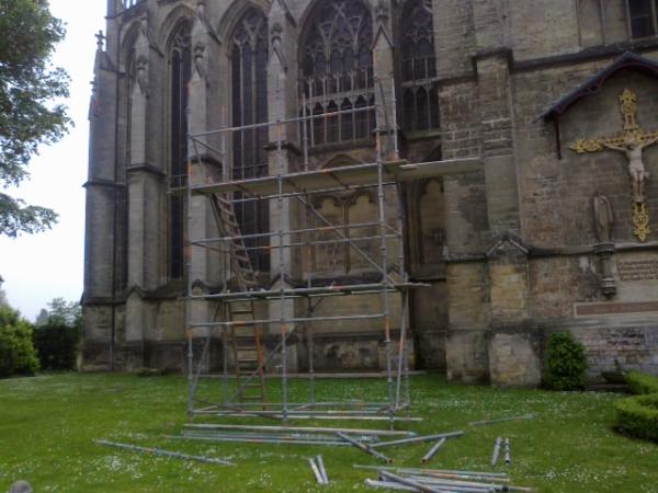 BasiliekM's tweet photo. De stellage voor het bouwbord bij de #basiliek staat klaar, laat de 25 ste mei maar komen ! http://t.co/tEZsih23