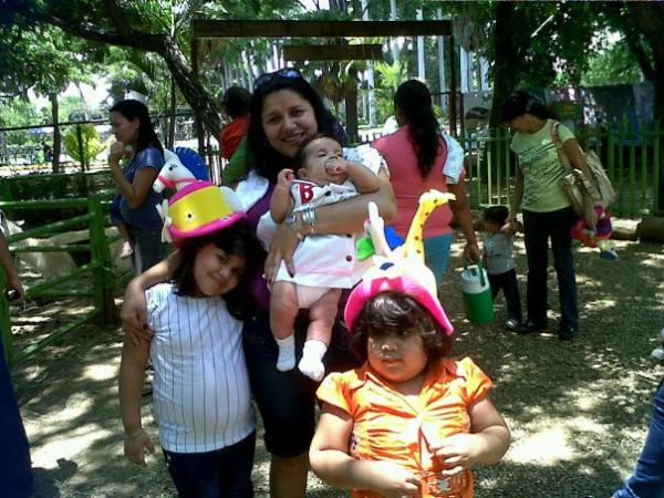 buscoadaniel's tweet photo. darlene josefina abreu peña mujer de daniel complice del robo de vehiculos http://t.co/RF1VOkvD
