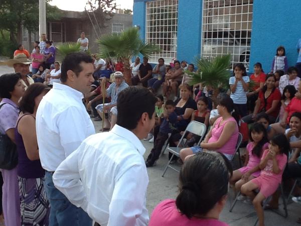 ricardoboone's tweet photo. En la col. Ampliación Díaz Ordaz manteniendo el contacto permanente con la gente de mi distrito http://t.co/8hU1IqCv