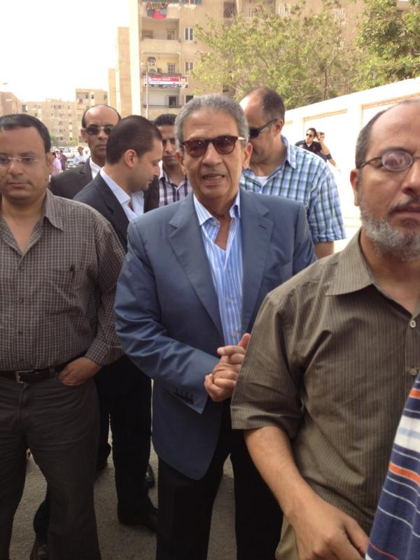عمرو موسى يقف امام لجنته في انتظار دورة للإدلاء بصوته في الانتخابات الرئاسية المصرية http://t.co/m8ZnG9IA