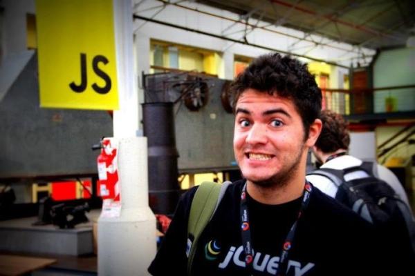 jquerybr's tweet image. Olha o @zenorocha com a camisa do jQuery Brasil no #jsconfar _o/