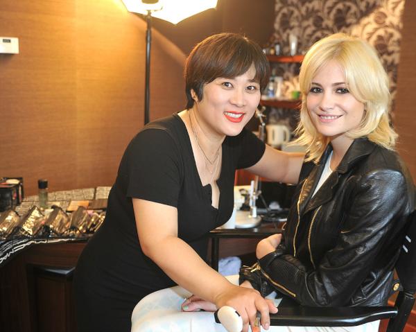MAC_suk_b's tweet photo. Mama Do의주인공,Pixie Lott! 평소맥의팬인그녀의요청으로방한일정동안제가메이크업을서포트하게되었어요. 그녀의하얀피부를돋보이게할 립스틱생제르망, 라벤더빛블러셔'풀오브조이'를이용해더욱사랑스러운룩을연출했답니다! http://t.co/QZscsJd0