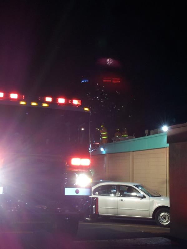 jchang022's tweet photo. @HawaiiNewsNow fire trucks at Zippy's Piikoi. Firemen on the roof http://t.co/hTbs6lDa