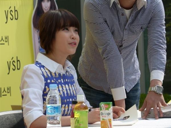 lily930516iu's tweet photo. 2011.4.21 예스비 아이유 팬사인회 http://t.co/SgKjlyIc