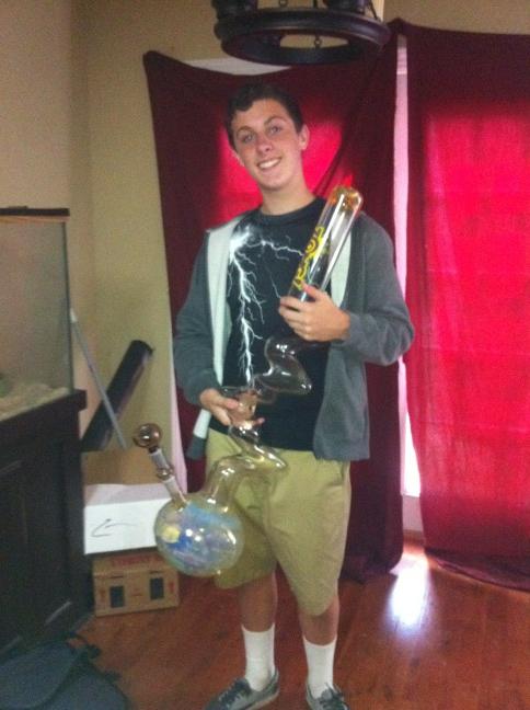 TannerKgenius's tweet photo. What are you holding? http://t.co/pcAe3VL9