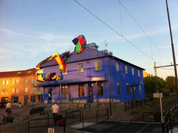 Blue orange i kvällssolen - härligt vad detta hus lyser upp vår småstad!