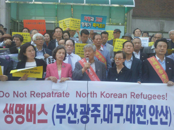 SaveMyNK's tweet photo. 탈북난민 북송반대 100일 집회 http://t.co/t9icL2d3