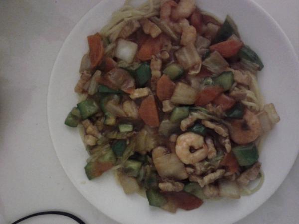 MadisonFawnn's tweet photo. スパゲッティをゆでる時に重層をいれて、焼きそばっぽくして、あんかけ焼きそば作ったよ！やっぱりまだパスタっぽいけど、とりあえずドイツにいるにしてはいいかな！
地震大きいとこは震度５だったんだねー http://t.co/6B6zAWR