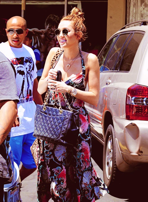 RTforMileyCyrus's tweet photo. RT if you love this dress Miley was spotted in! http://t.co/hP4gNssg