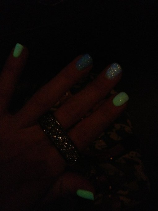 Glow in the dark nails 💚 pharcyde @ the Roxy! http://t.co/KUuCURnX<a href="/tag/sprinkles"class="tags"><span>#sprinkles</span></a>