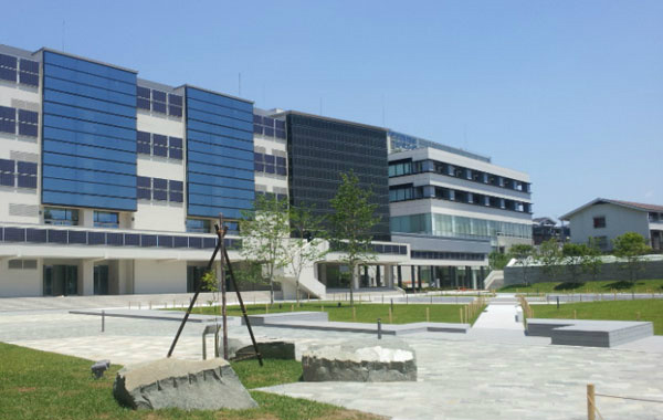 法政大学広報課 小金井キャンパス中庭は今 芝生も青々と茂り気持ちいの良い風景が広がっています 4月のこの風景http T Co Wq4cmdfsとは 雰囲気が全く異なっていてビックリです この中庭は学生参加のアイデアコンペから生まれたんですよ Http T Co 法政大学広報課 小金井キャンパス中庭は今 芝生も青々と茂り気持ちいの良い風景が広がっています 4月のこの風景http T Co Wq4cmdfsとは 雰囲気が全く異なっていてビックリです この中庭は学生参加のアイデアコンペから生まれたんですよ Http T Co