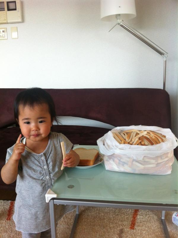 maemi47's tweet photo. パンの耳、50円なり。 http://t.co/XSc4Fo7V