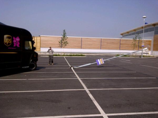 D_Coles86's tweet photo. That's a great bit of driving by MR UPS http://t.co/0zVc3yoi