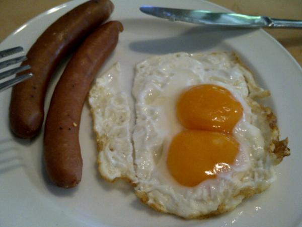 ACE_IMPULSE's tweet photo. Twin egg for breakfast.. It might be my lucky day http://t.co/qoNkBLVz