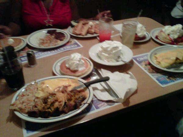 phoenixstar2011's tweet photo. Grubbin at ihop for breakfast http://t.co/V9MeEKag