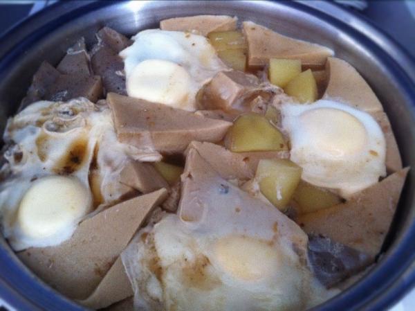 ayadoux's tweet photo. Je voudrais manger la cuisine de maman. NIMONO: l'aliment cuit à l'eau.今日は母の煮物が食べたくなって作ってみました😉リノの離乳食の定番、笑。旨いんだな〜これが！ http://t.co/HtYqUT3j