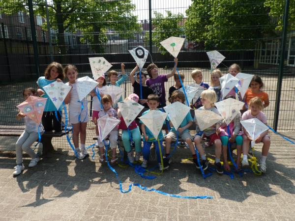 VliegerenAMREF's tweet photo. Een impressie van de eerste dag bij de #Dakkindercentra. Voor meer foto's, kijk op onze Facebook pagina. http://t.co/WwVnTrrF