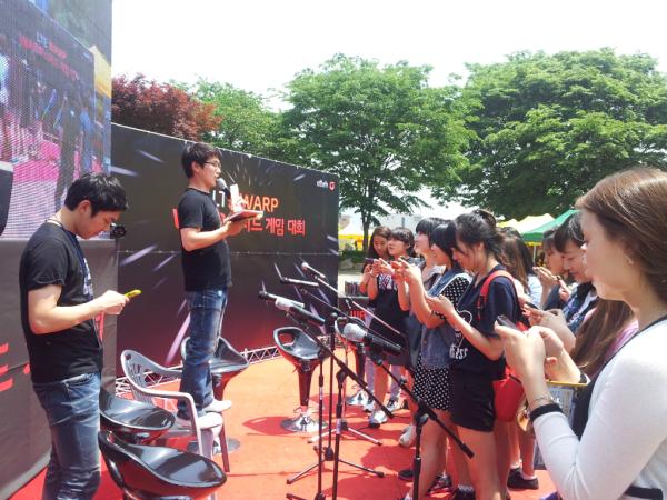 burgerking887's tweet photo. WARP 게임 중 모든 여대생들이 폰을 바라보고 있는 이유는? 여기는 숙명여대!!! http://t.co/lPHtlf9n
