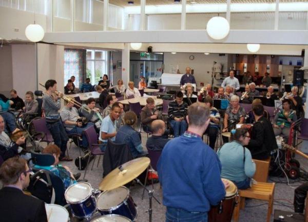 BasvR01's tweet photo. The Real Blue Band repeteert voor het grote spanjaardschat concert a.s. Zaterdag 2 Juni. http://t.co/eGrIuoa1