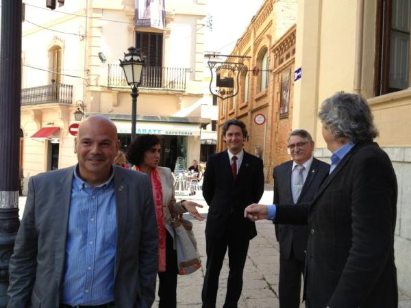 ppgarraf's tweet photo. Entrando en el Ajuntament de Sites para reunirse con el alcalde y los regidores del PP http://t.co/OV5kghFZ