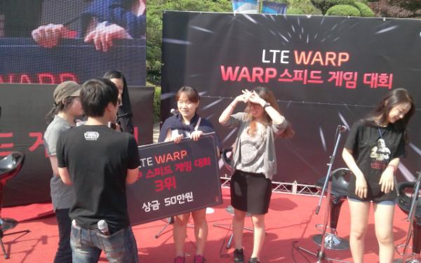 SSANGPER's tweet photo. 숙대 축제 현장. 아삼인까지 조인한 warp 스피드 게임 너무 잘해서 상금 타가시는 분들... ���럽~_~ 구경하는거 재밌다고 구경만 했는데... 다음 기회가 있다면 참가해야겠음! http://t.co/HiydlOoQ