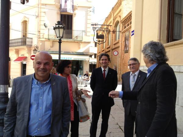 ppgarraf's tweet photo. @ppgarraf: Entrando en el Ajuntament de Sitges para reunirse con el alcalde y los regidores del PP http://t.co/8sDB87Om