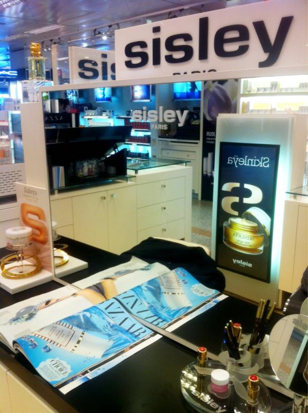 Mira lo que acabamos de encontrarnos en un corner de #sisleycosmetics ;)