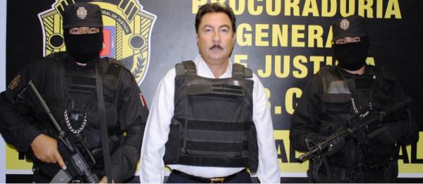 DanielRojasMX's tweet photo. Narciso Agundez, custodiado por policías ministeriales luciendo un chaleco anti balas. http://t.co/6XAfHjxa